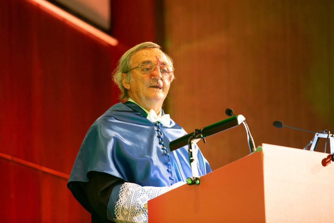 Dr. Barbacid giving a speech during the ceremony Dr. Barbacid giving a speech during the ceremony