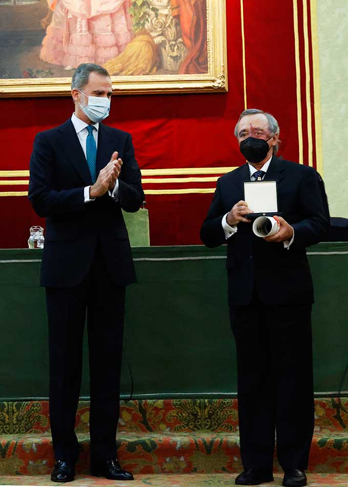 Dr. Barbacid with His Majesty King Felipe VI Dr. Barbacid with His Majesty King Felipe VI