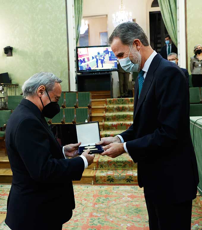 Dr. Barbacid receiving the Echegaray Medal