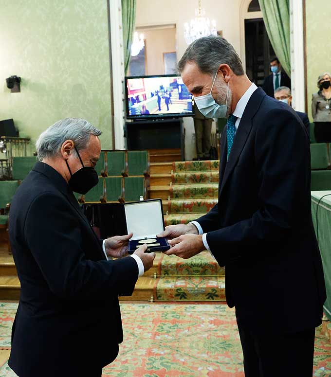 Dr. Barbacid receiving the Echegaray Medal Dr. Barbacid receiving the Echegaray Medal
